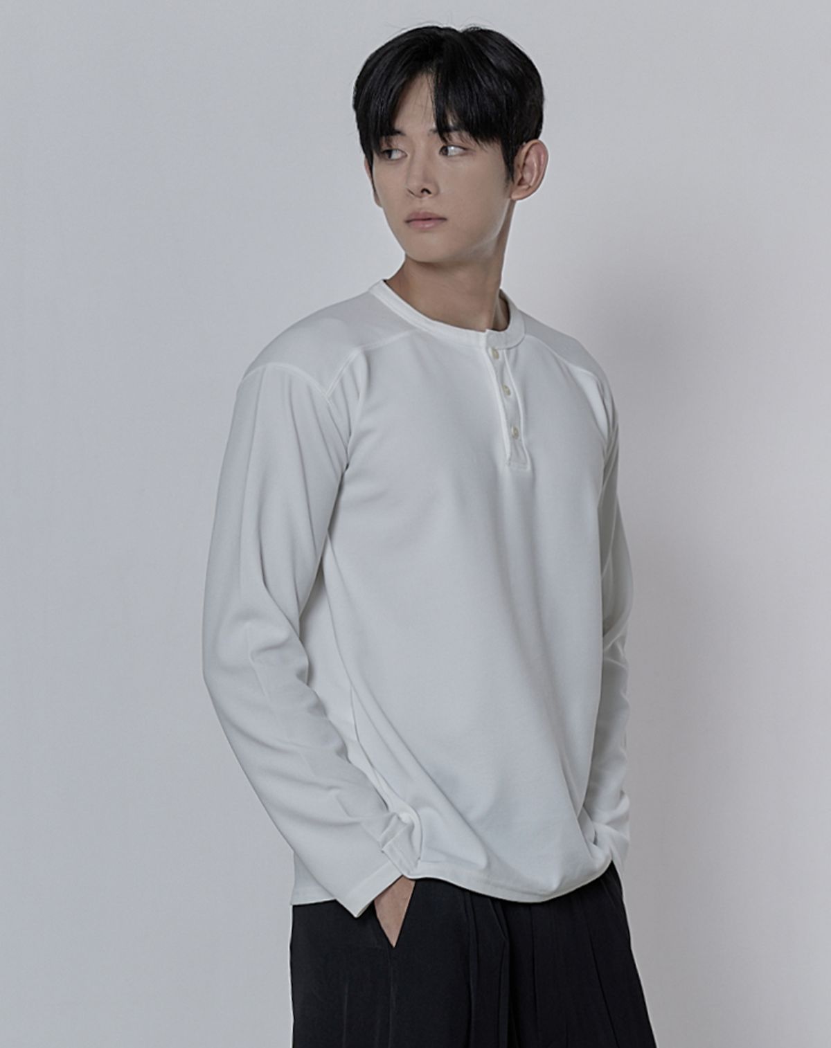 무건(MUGON) 포인트 버튼 헨리넥 니트 _ 화이트