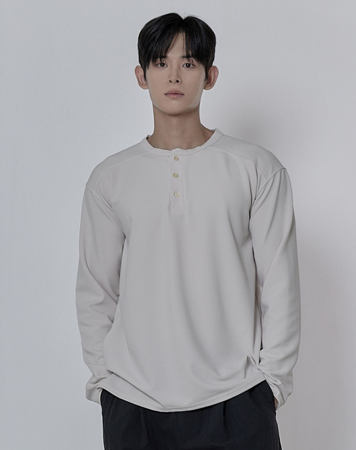 무건(MUGON) 포인트 버튼 헨리넥 니트 _ 크림
