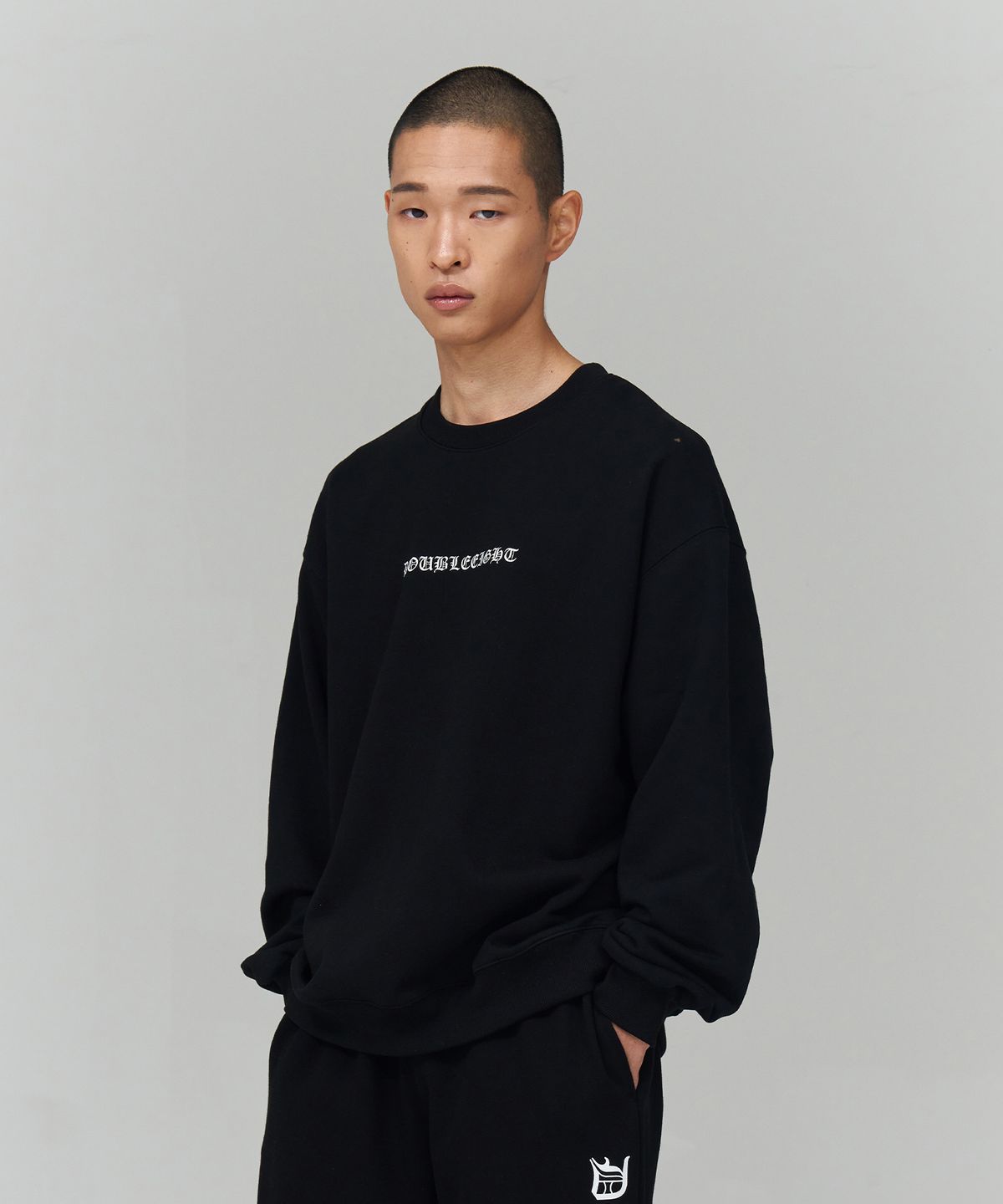 더블에잇(DOUBLE EIGHT) 디플로마 맨투맨 (블랙)