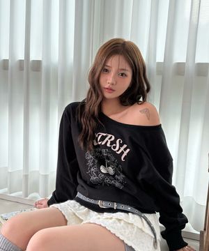 빈티지그래픽 오프숄더 스웻셔츠 [블랙]