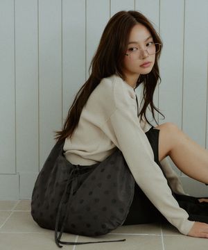 리본 숄더백 - 도트 챠콜
