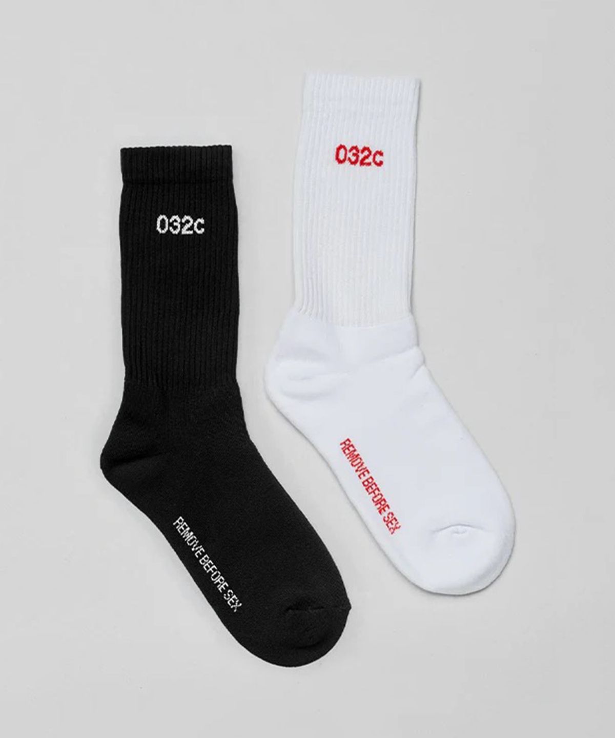 032씨(032C) (U) 리무브 삭스 2 PACK 블랙/화이트 - 화이트/레드 REMOVE BEFORE SEX SOCKS - 2 PACK BLACK/WHITE - WHITE/RED