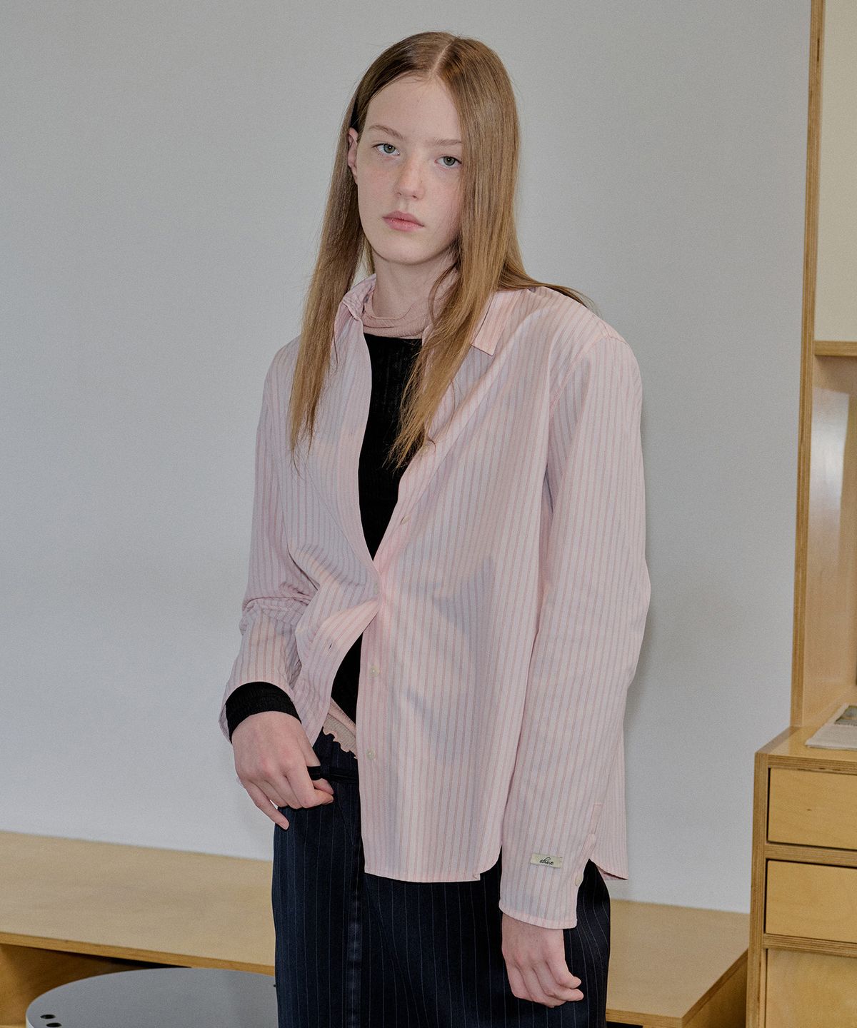 아위(AHWE) STRIPED REGULAR-FIT SHIRT_PINK