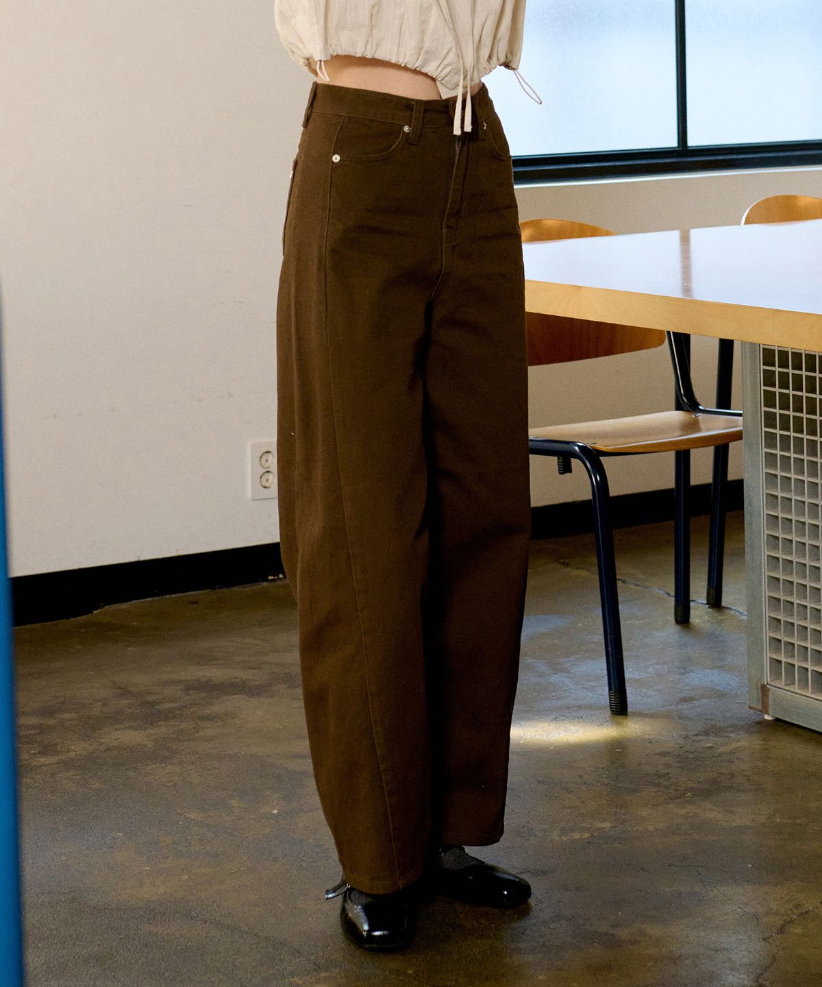 아위(AHWE) CURVED DENIM PANTS_BROWN