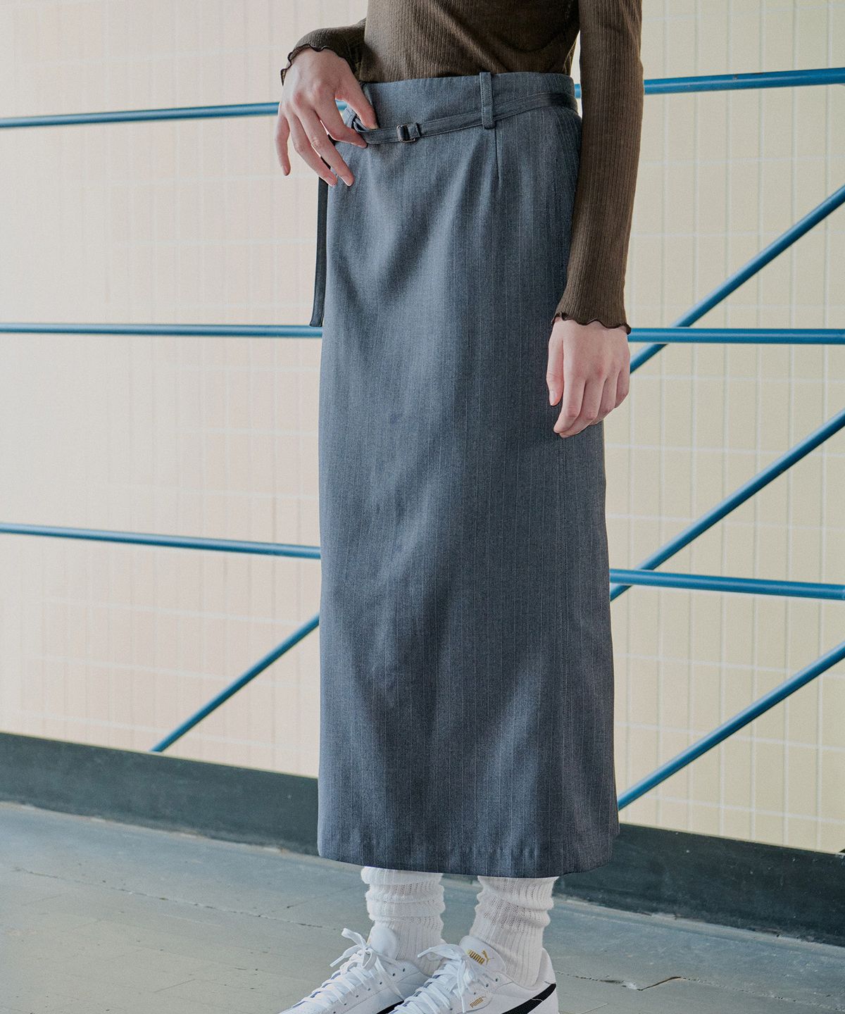 아위(AHWE) STRIPE H-LINE SKIRT_CHARCOAL