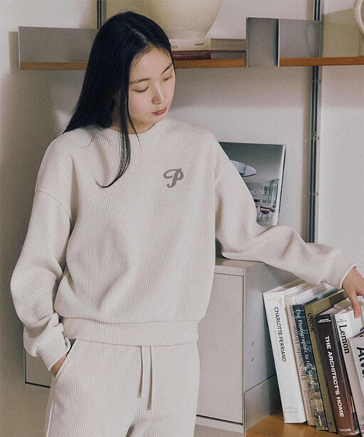 폴햄(POLHAM) 여성 셔닐 부클 자수 맨투맨_PHF4TR2410