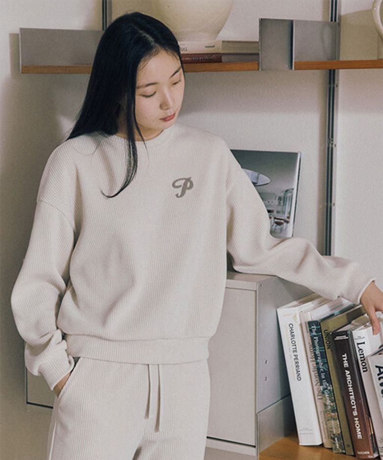 여성 셔닐 부클 자수 맨투맨_PHF4TR2410