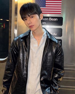 크랙 레더 미니멀 자켓 _ 블랙