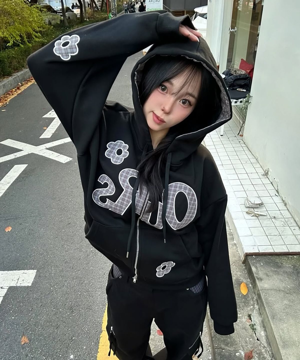 아워세이아워(OURSAYSOUR) OURS 체크 플라워 아플리케 후드집업 블랙