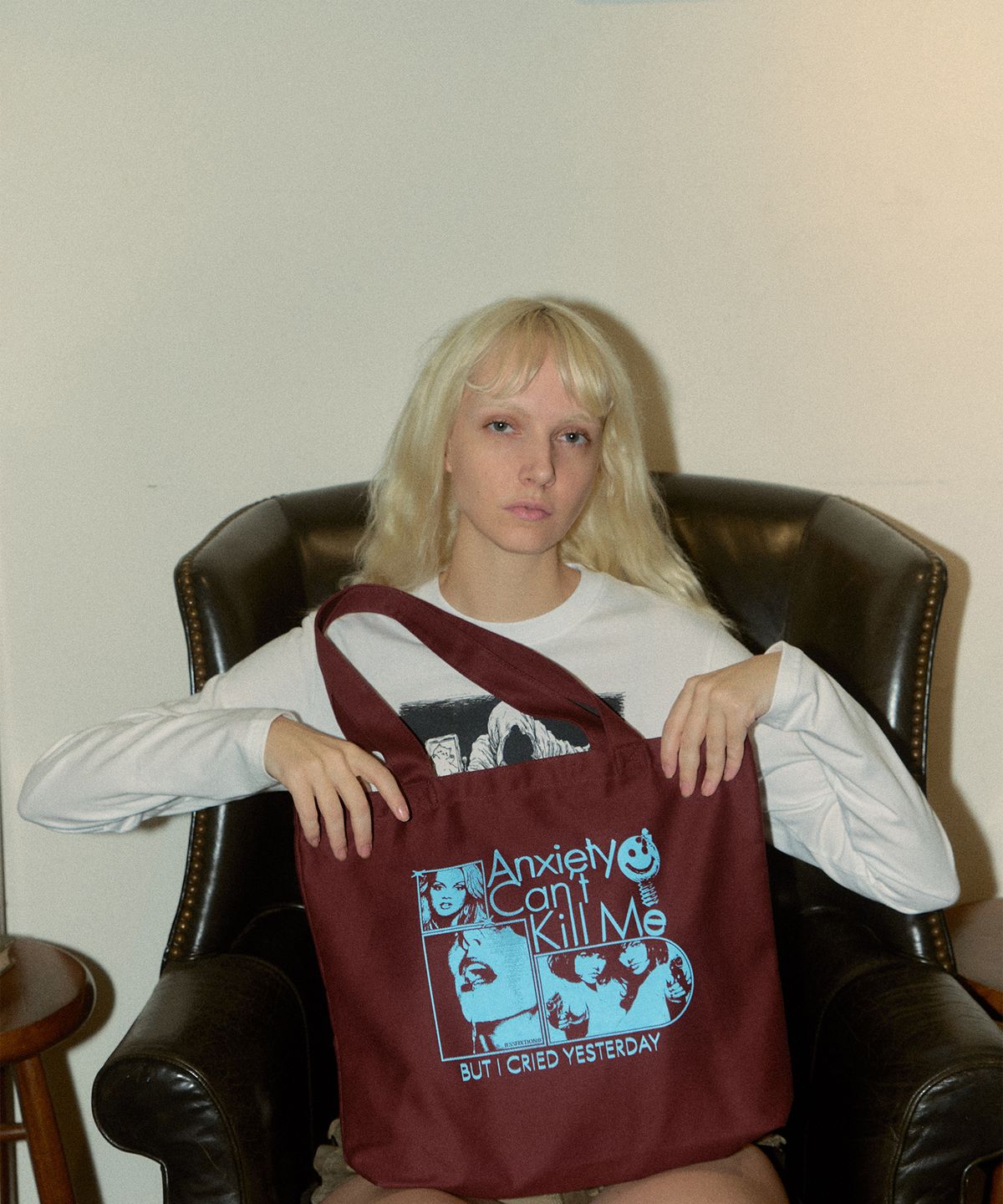 제스픽션(JESSFIXTION) ANXIETY CANT KILL ME TOTE BAG (BURGUNDY)