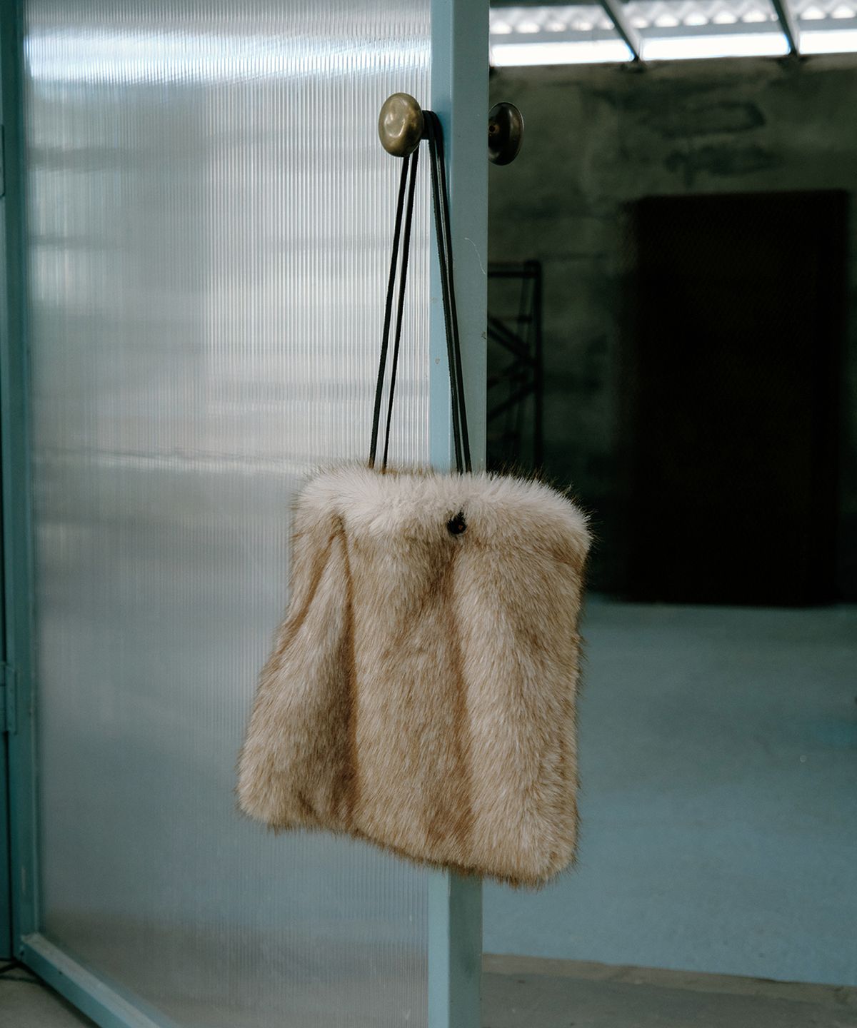 그린버터(GREENBUTTER) Ombre Fur Leather Bag (Beige)