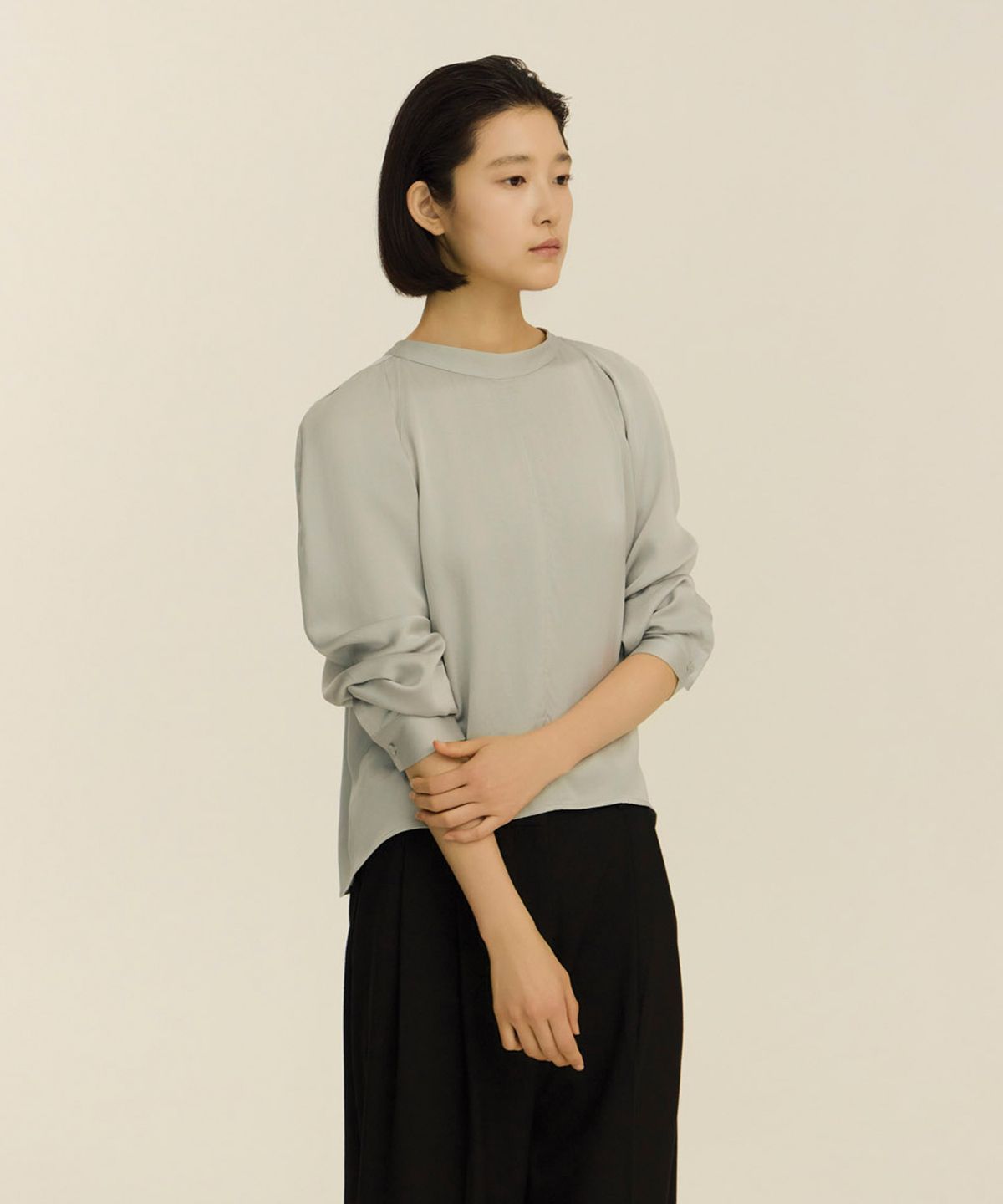 녹섭(NOKSEOP) glossy curve blouse_sky