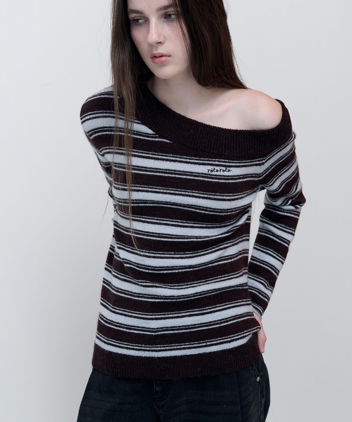 로라로라(ROLAROLA) UNBALANCED OFF SHOULDER STRIPE KNIT BR+BL