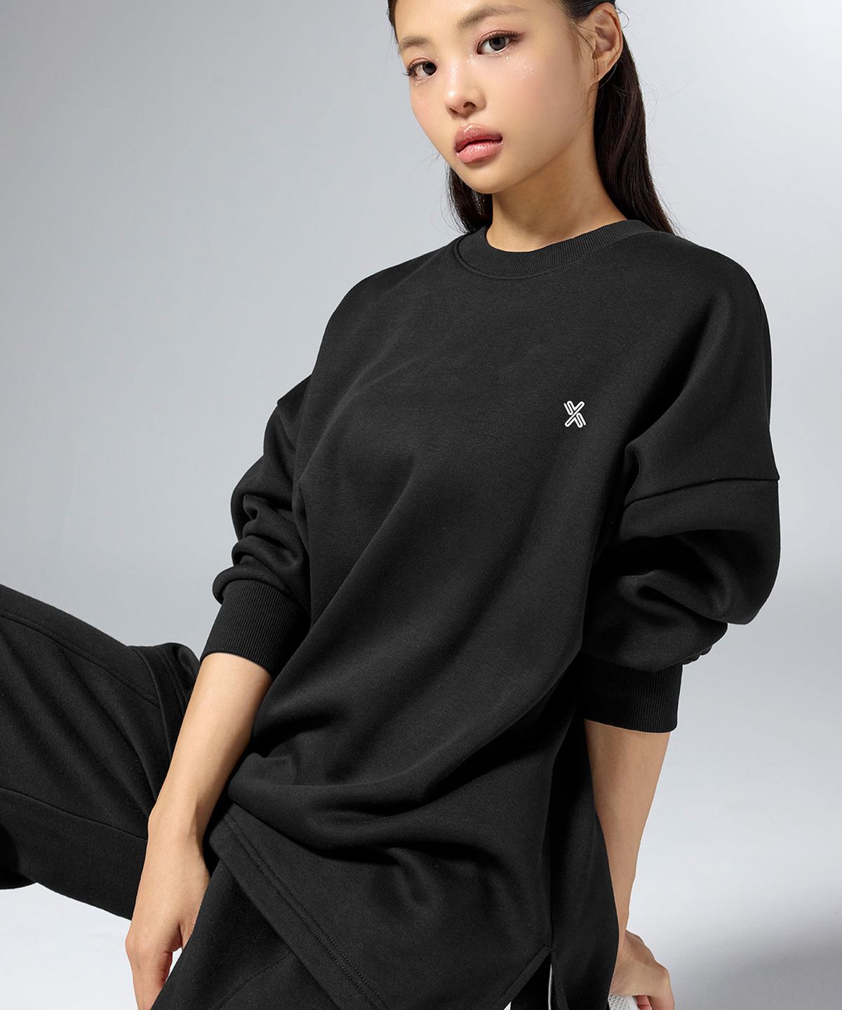 젝시믹스(XEXYMIX) 웜 소프트 사이드 슬릿 오버핏 맨투맨 XFK4TL1101