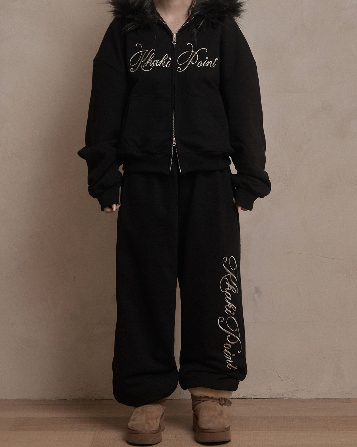 카키포인트(KHAKIPOINT) Lettering Jogger Pants (black)
