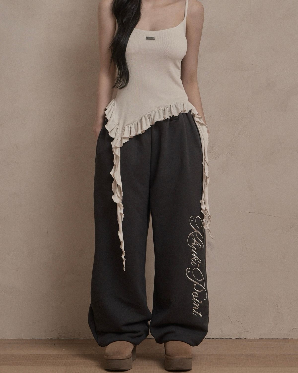 카키포인트(KHAKIPOINT) Lettering Jogger Pants (charcoal)