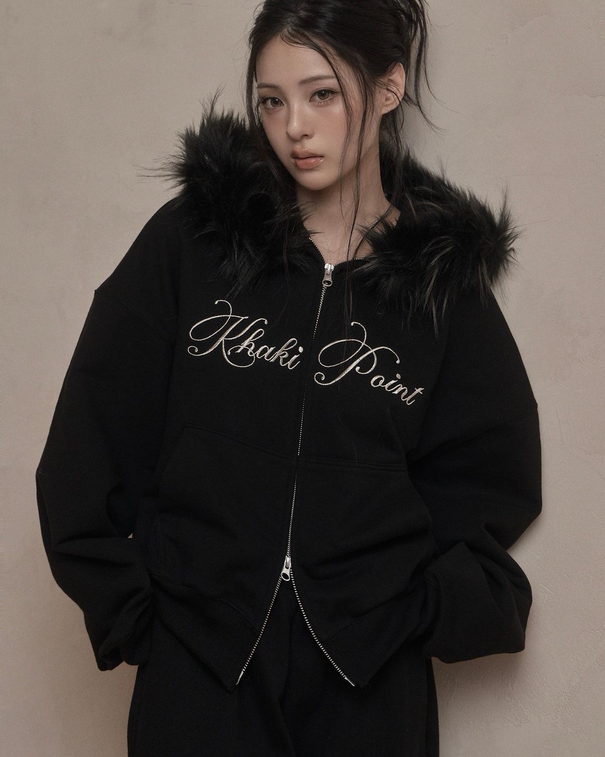 카키포인트(KHAKIPOINT) Lettering Fur Hood Zip-up (black)