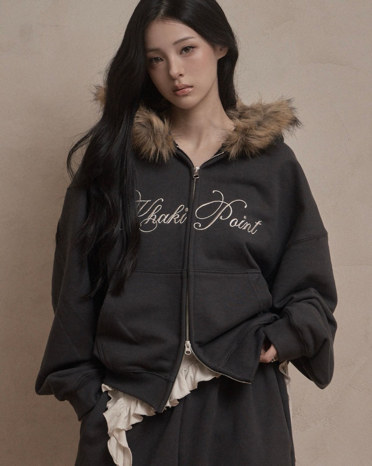 카키포인트(KHAKIPOINT) Lettering Fur Hood Zip-up (charcoal)