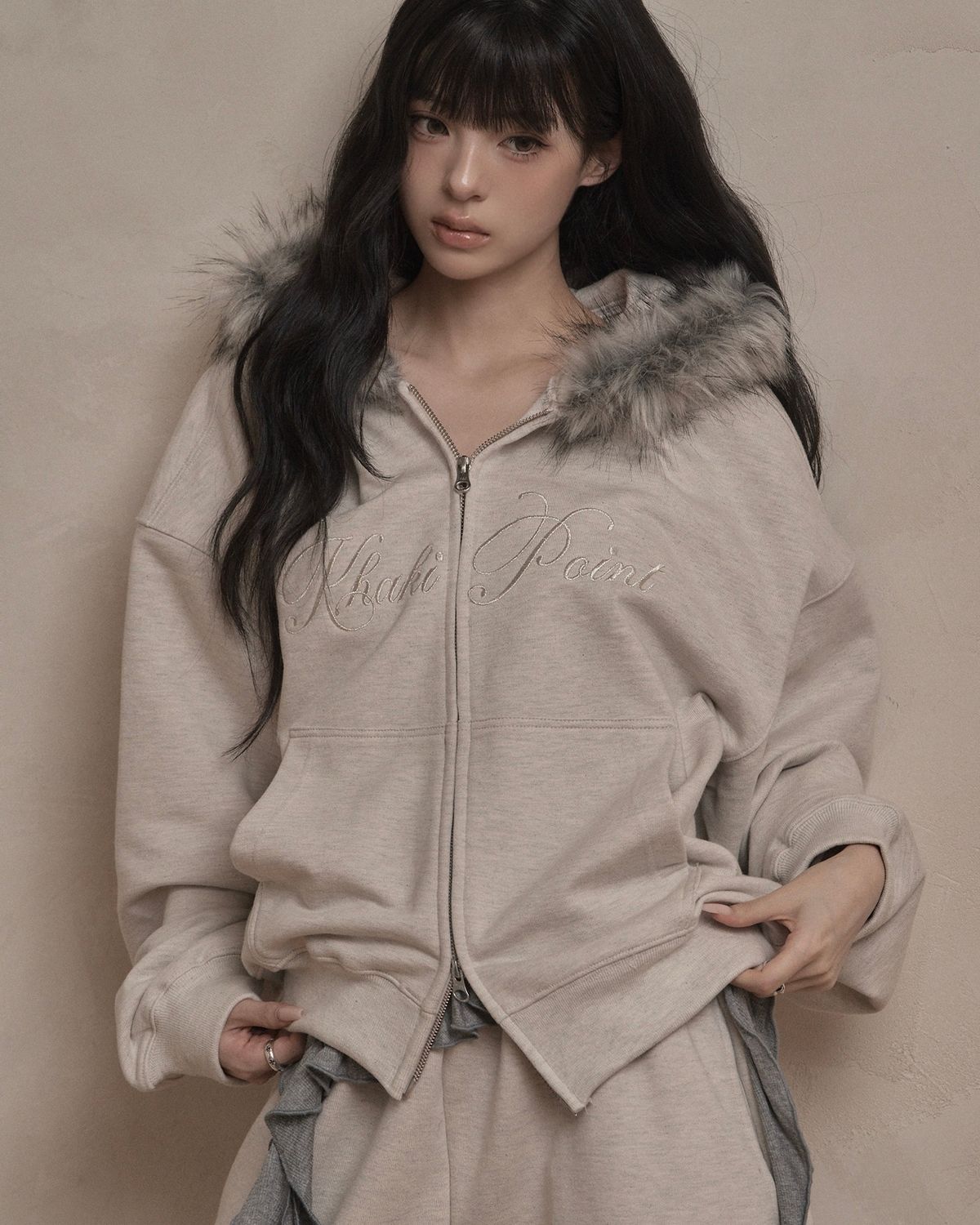 카키포인트(KHAKIPOINT) Lettering Fur Hood Zip-up (oatmeal)