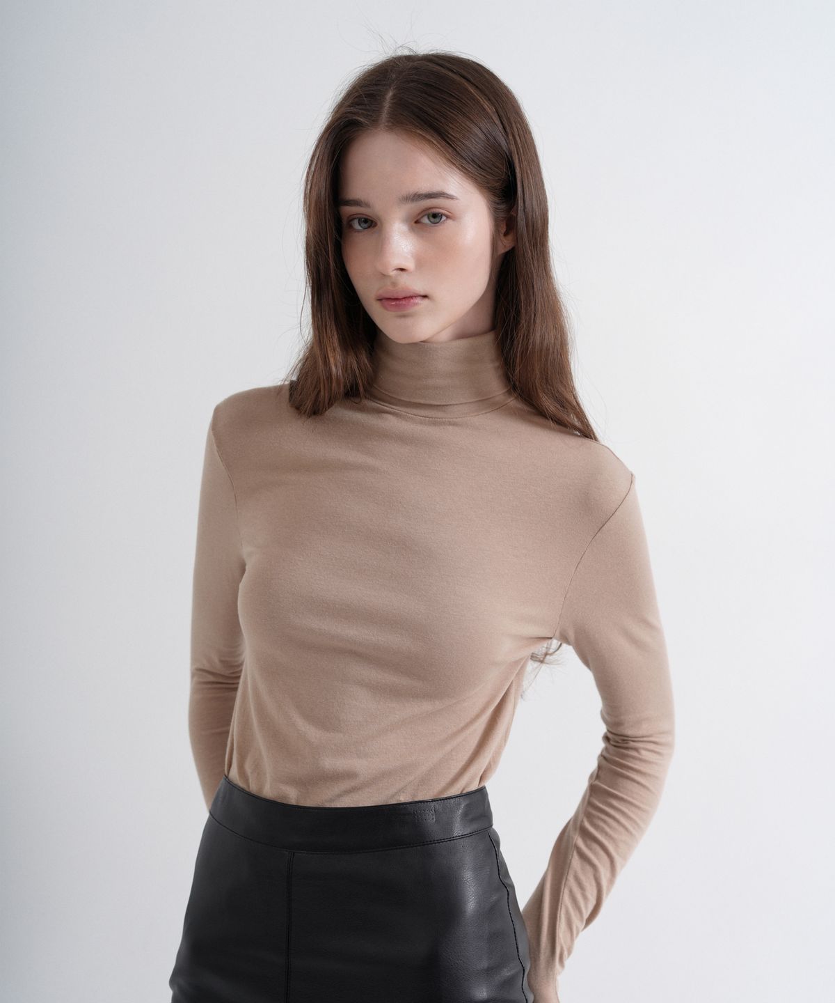 블레티(VLETI) High Neck Span Slim T-Shirt (beige)