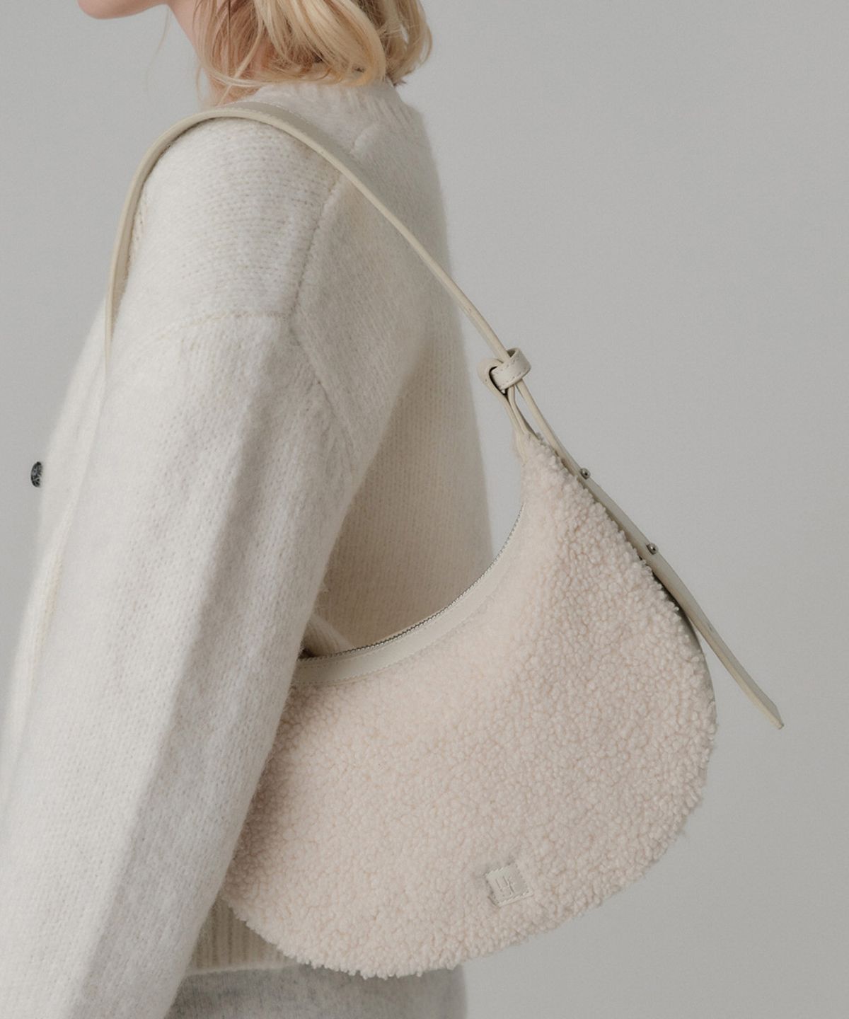 룩캐스트(LOOKAST) 리아 시어링 숄더 백_아이보리 / RIA SHEARLING SHOULDER BAG_IVORY