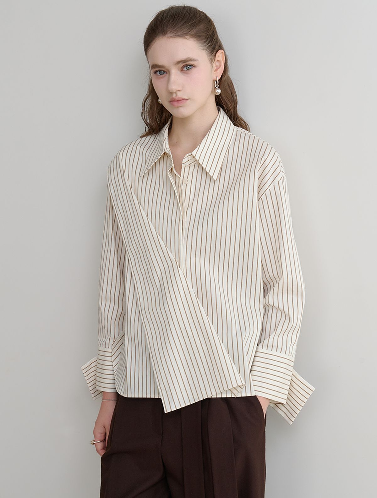 르이엘(LE YIEL) Overlap Stripe Shirt Blouse_Beige 오버랩 스트라이프 셔츠 블라우스_베이지