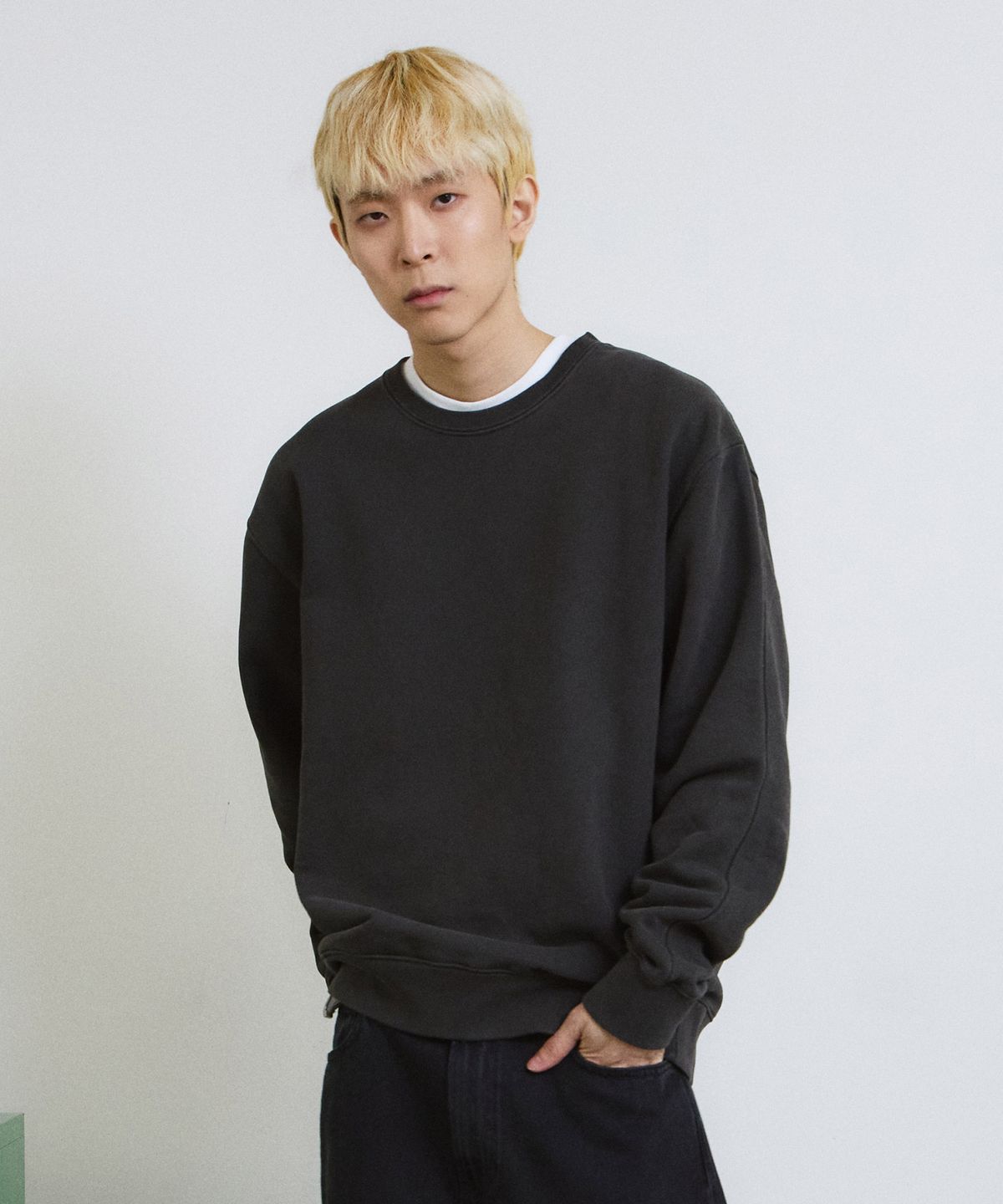 에이던엠(ADERNM) PIGMENT CUT-LINE SWEATSHIRT (CHARCOAL)