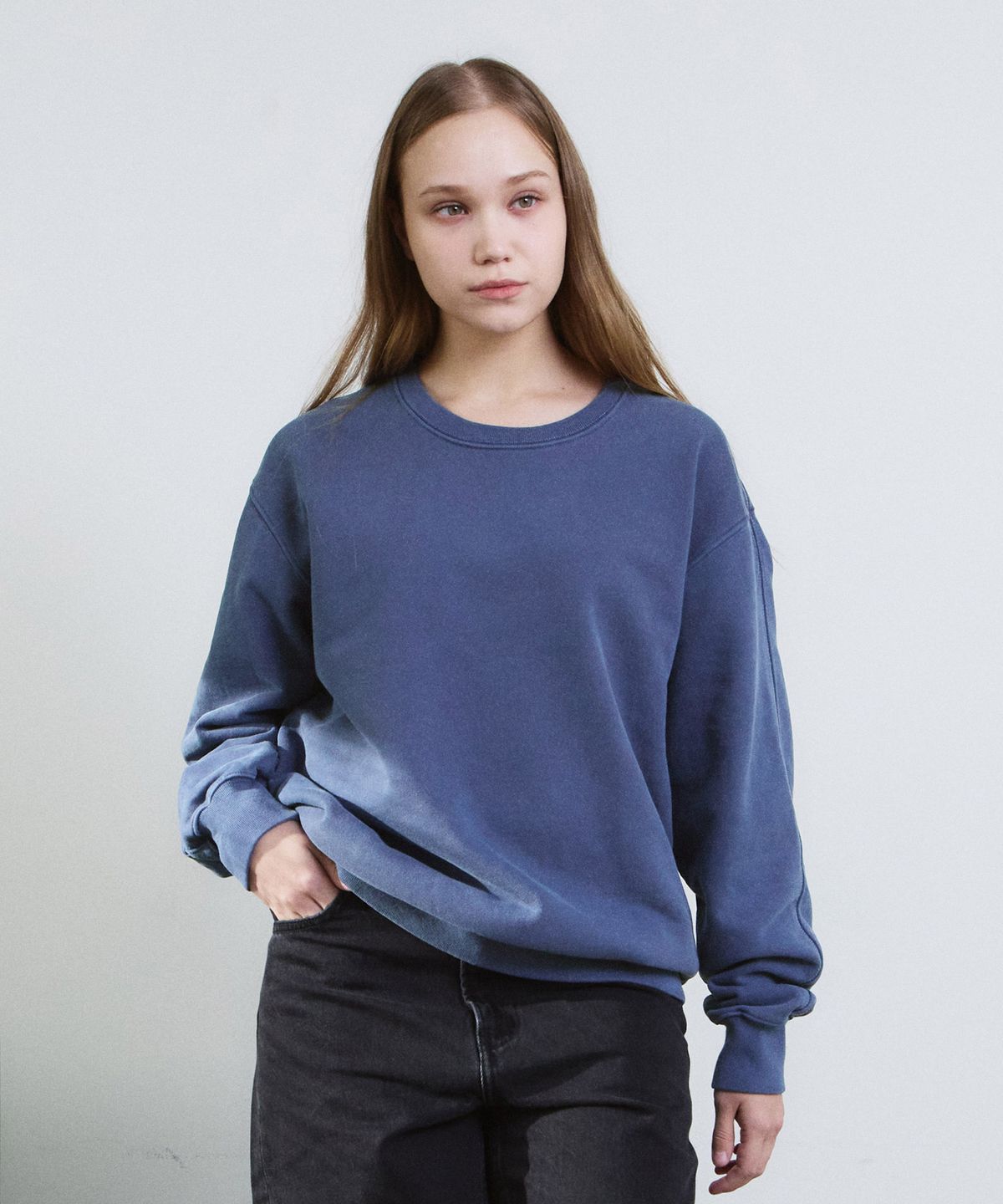 에이던엠(ADERNM) PIGMENT CUT-LINE SWEATSHIRT (BLUE)