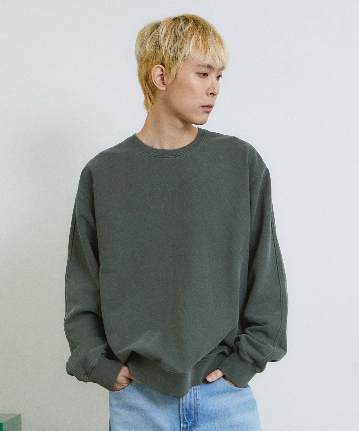 에이던엠(ADERNM) PIGMENT CUT-LINE SWEATSHIRT (KHAKI)