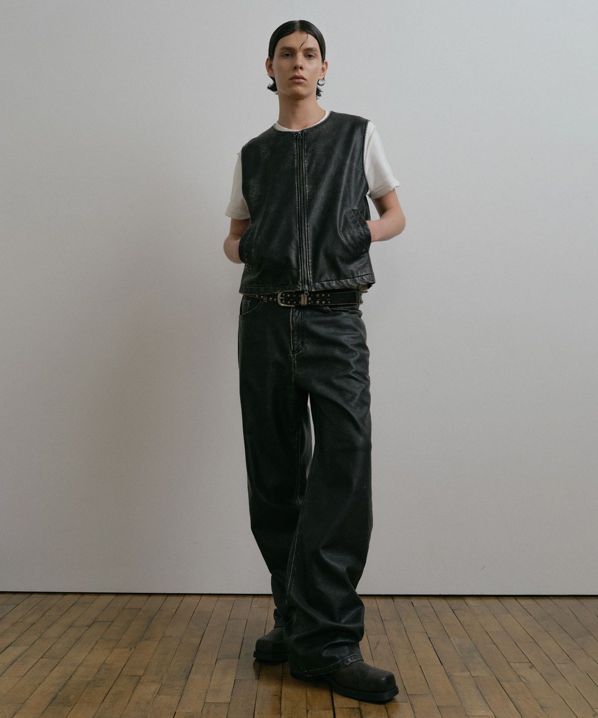 더스티화이트(DUSTYWHITE) DUSTY BLACK WASHED FAUX LEATHER PANTS