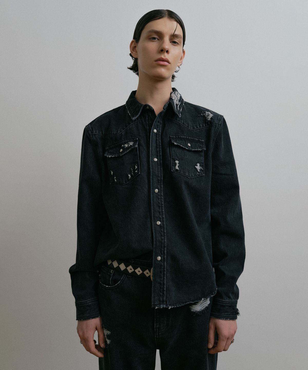 더스티화이트(DUSTYWHITE) BLACK DESTROYED CROPPED WESTERN DENIM SHIRT