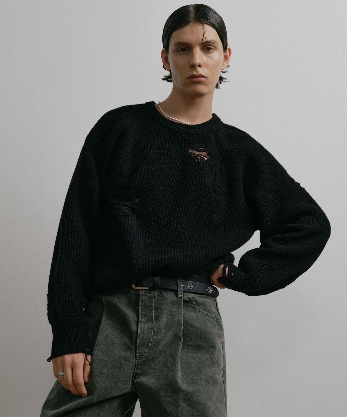 더스티화이트(DUSTYWHITE) BLACK LOOSE FIT DESTROYED WOOL KNIT SWEATER