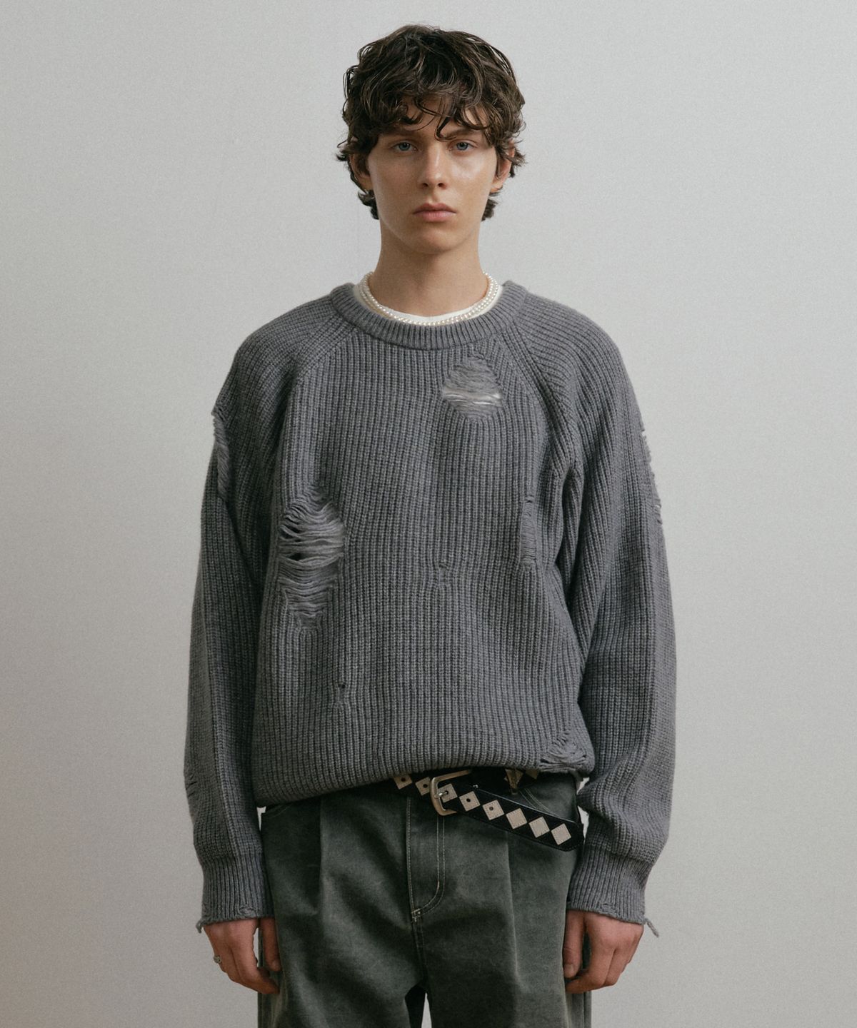 더스티화이트(DUSTYWHITE) GREY LOOSE FIT DESTROYED WOOL KNIT SWEATER