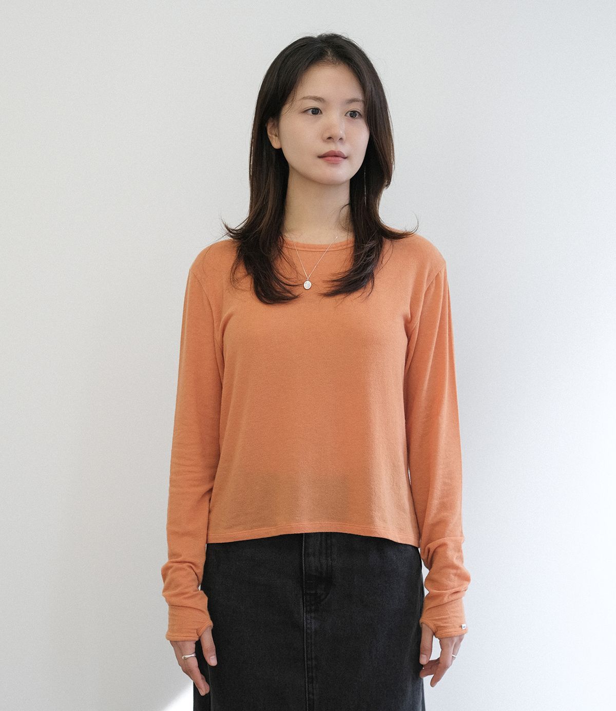 에메모가든(MMOGARDEN) (w) finger hole l/s tee (3colors)