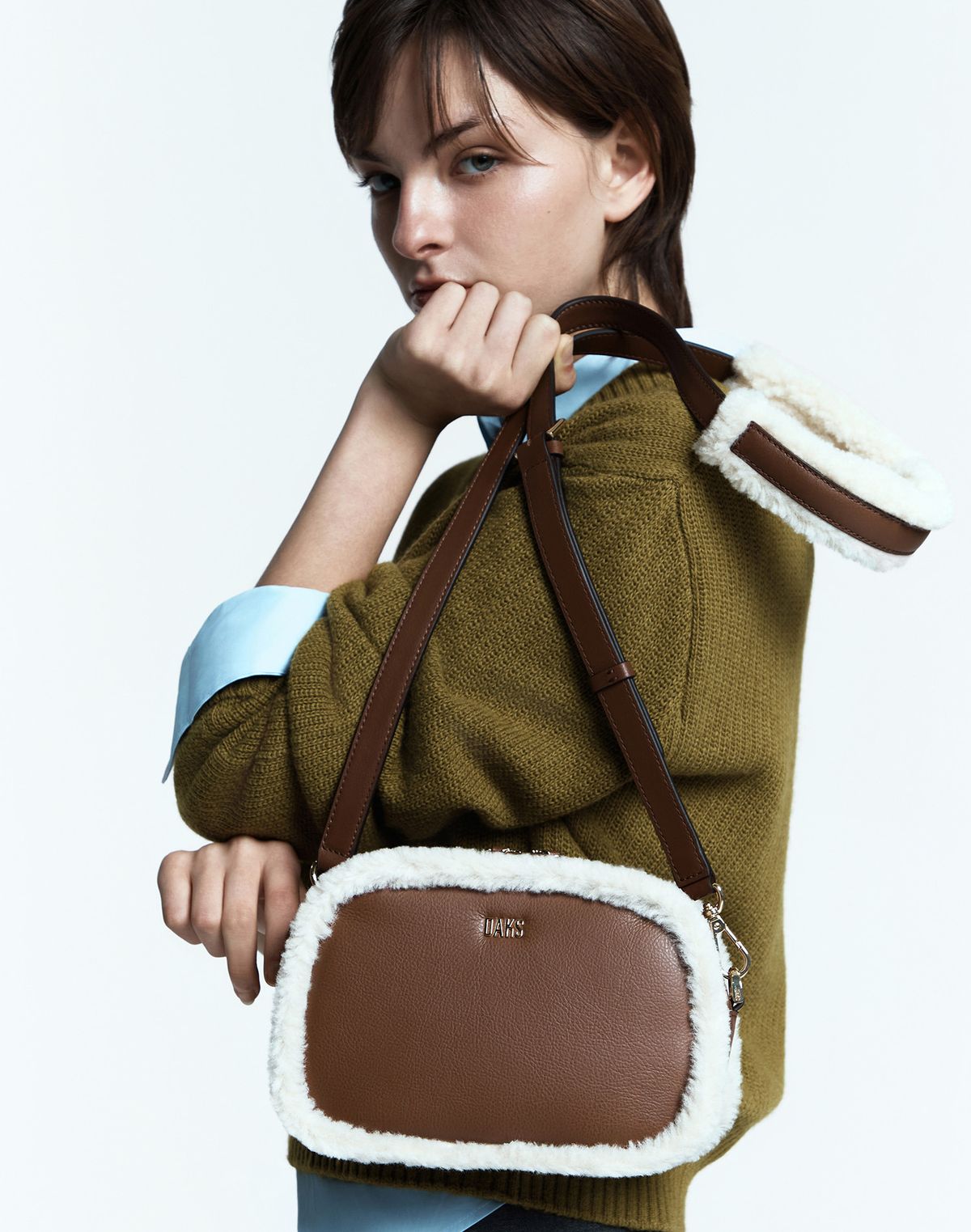 닥스 여성 액세서리(DAKS WOMENS ACCESSORIES) 브라운 무스탕  콤비 크로스백 DCBA5F989W2