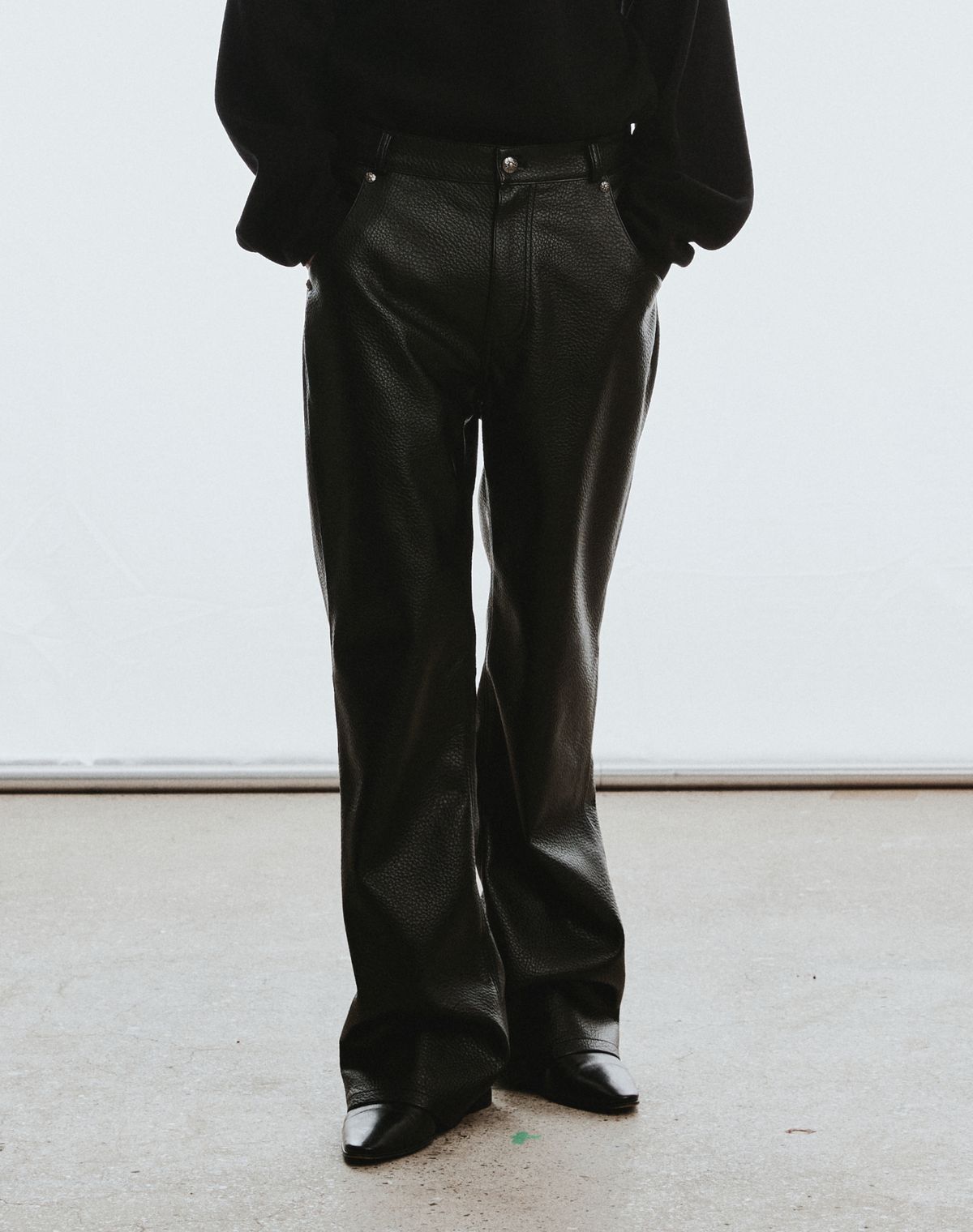 에드리엘로스(ADLIELOS) 옵시디안 신세틱 레더 플레어 팬츠 [블랙]