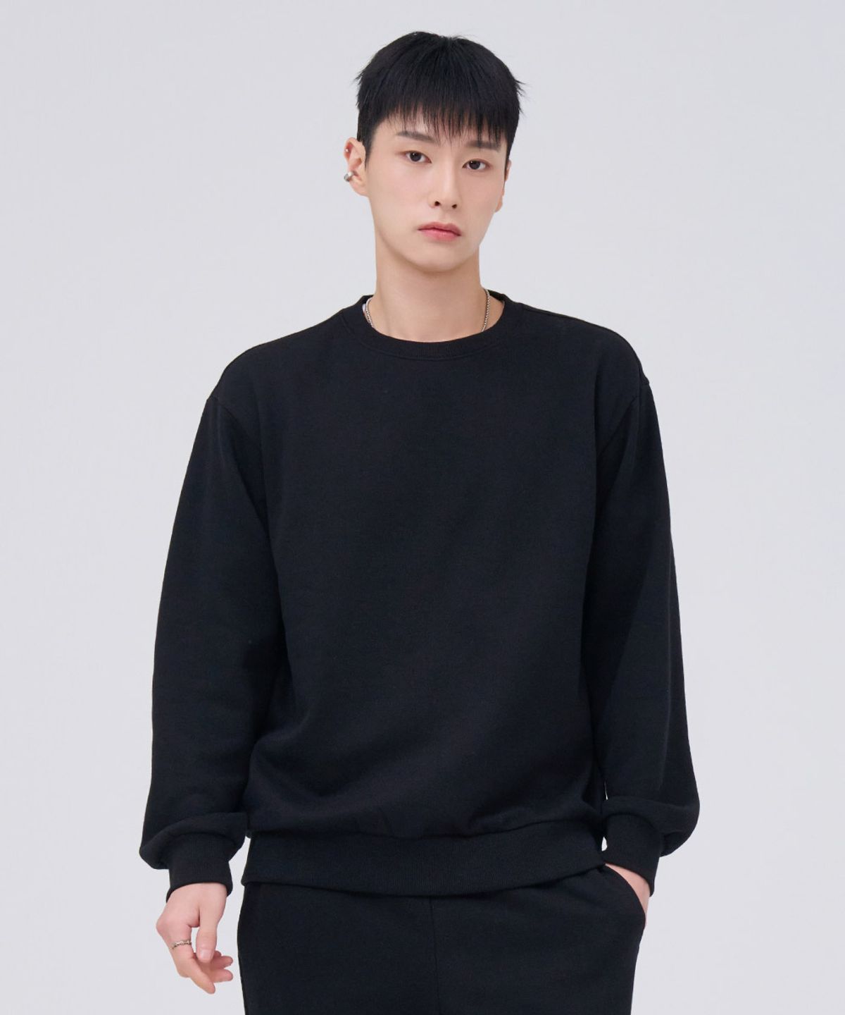 체이스컬트(CHASECULT) 공용 에센셜 기모 맨투맨 티셔츠-블랙