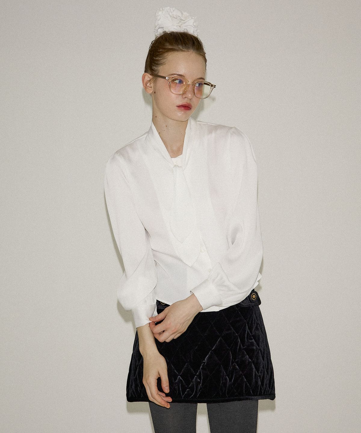 살롱 드 욘(SALON DE YOHN) Silky Tie Blouse_ White