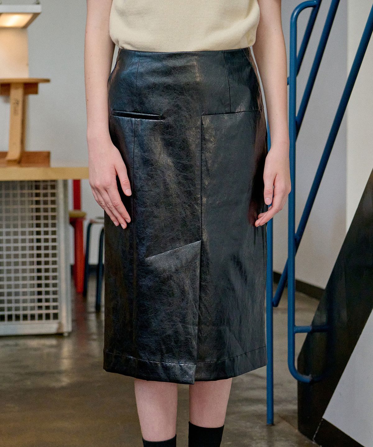 아위(AHWE) FAKE LEATHER H-LINE SKIRT_BLACK