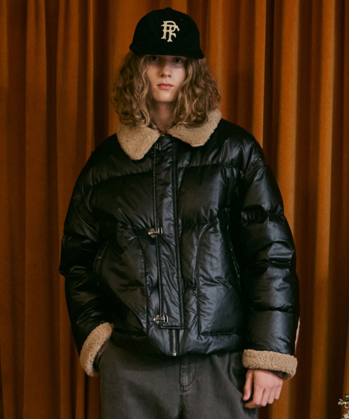 펜필드(PENFIELD) 후크 레더 트리밍 다운 파카 블랙_FR4WD95U