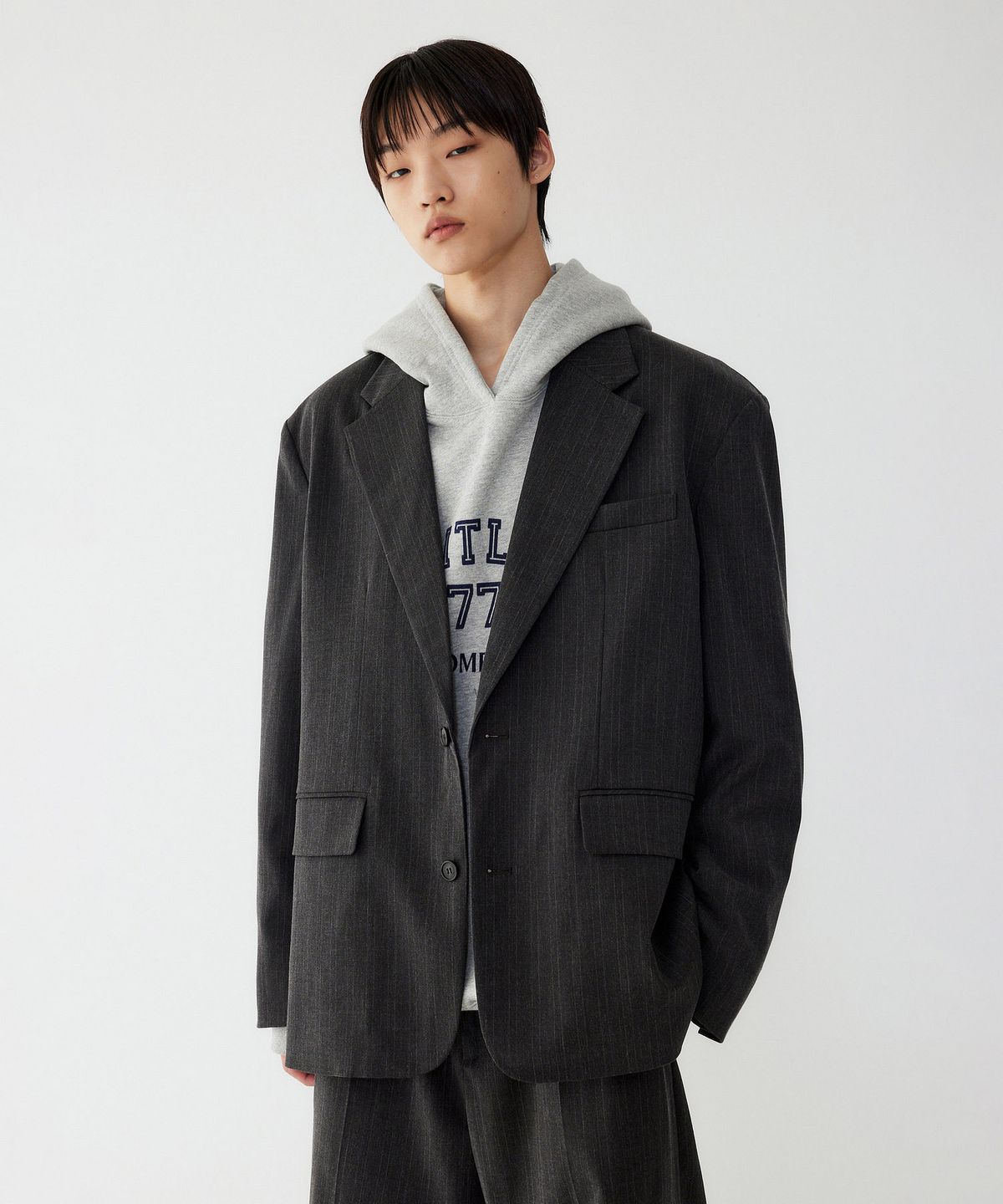 스튜디오 톰보이(STUDIO TOMBOY) [MEN] 스트라이프 셋업 자켓_챠콜 9155312553