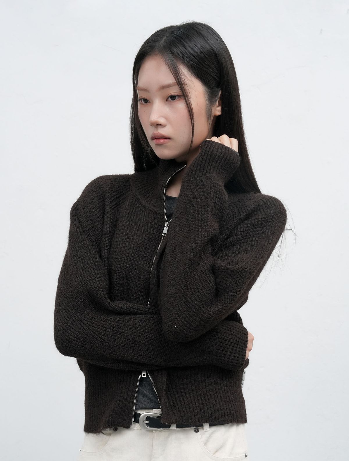 제너럴아이디어(GENERALIDEA) 하이넥 하찌 집업 가디건 [DARK BROWN] / WBE4L04532