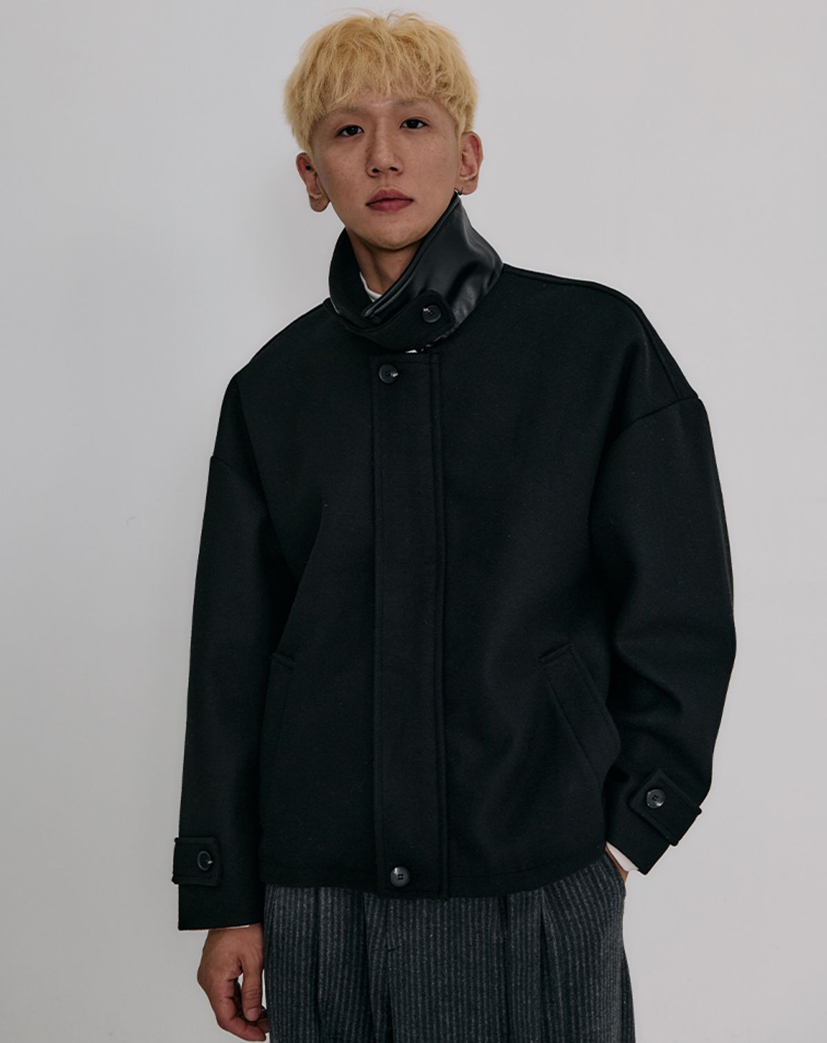 무건(MUGON) 리빈 레더넥 하프코트 _ 블랙