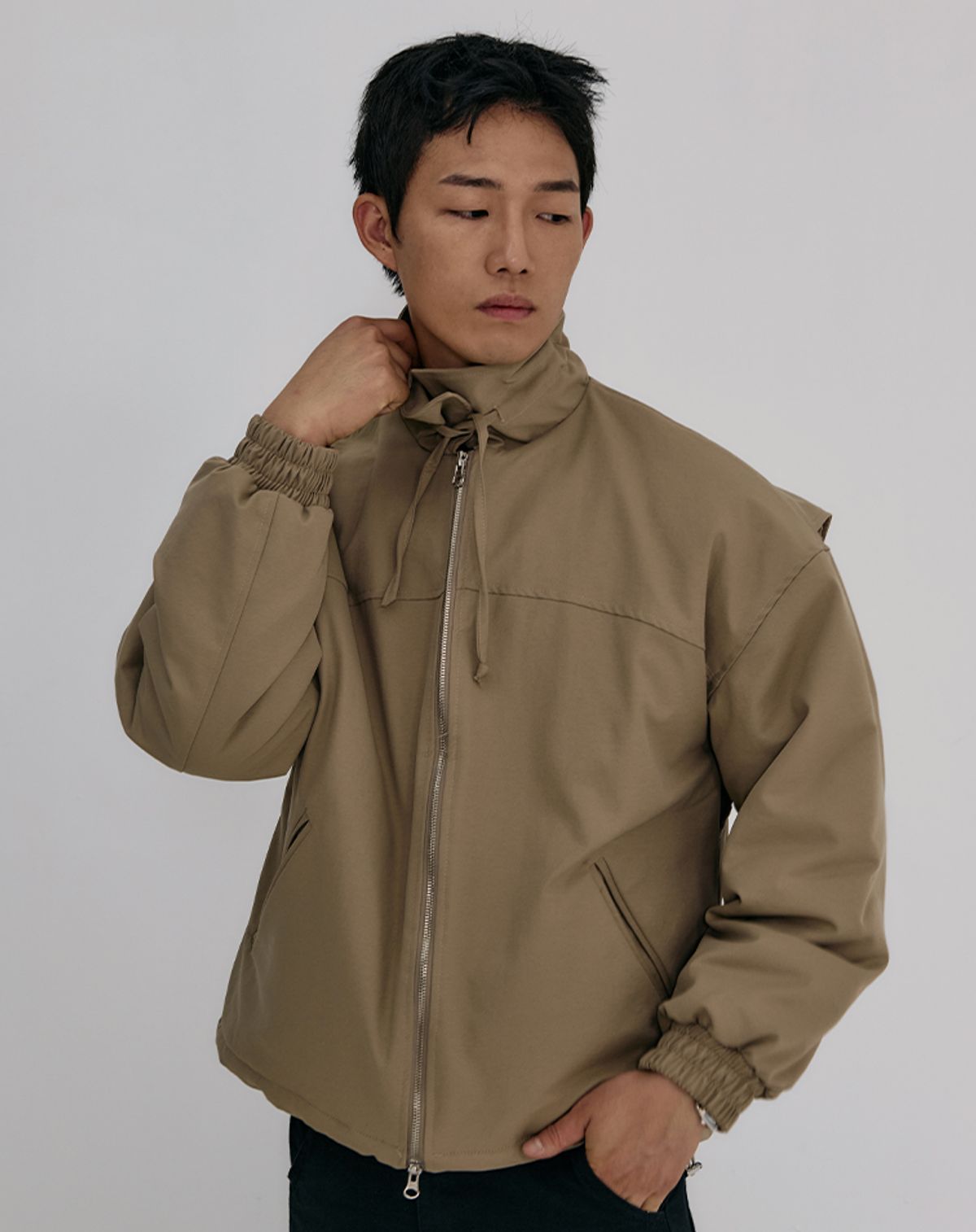 무건(MUGON) 투웨이 하이넥 스트랩 집업 자켓 _ 베이지