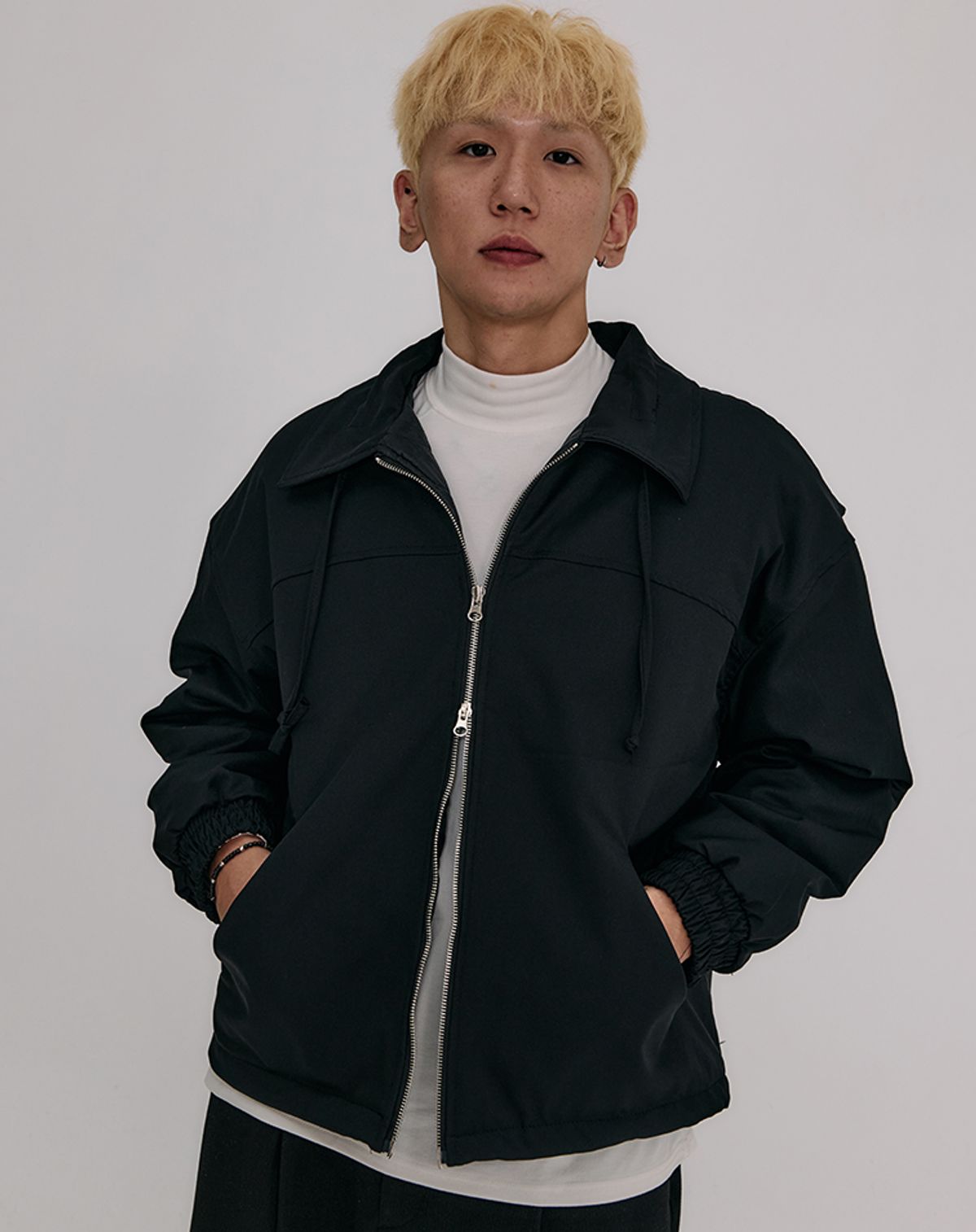 무건(MUGON) 투웨이 하이넥 스트랩 집업 자켓 _ 블랙