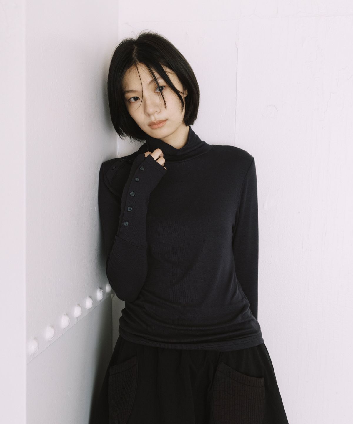 오헤시오(OHESHIO) TWO-WAY BUTTON TURTLENECK T-SHIRT, CHARCOAL