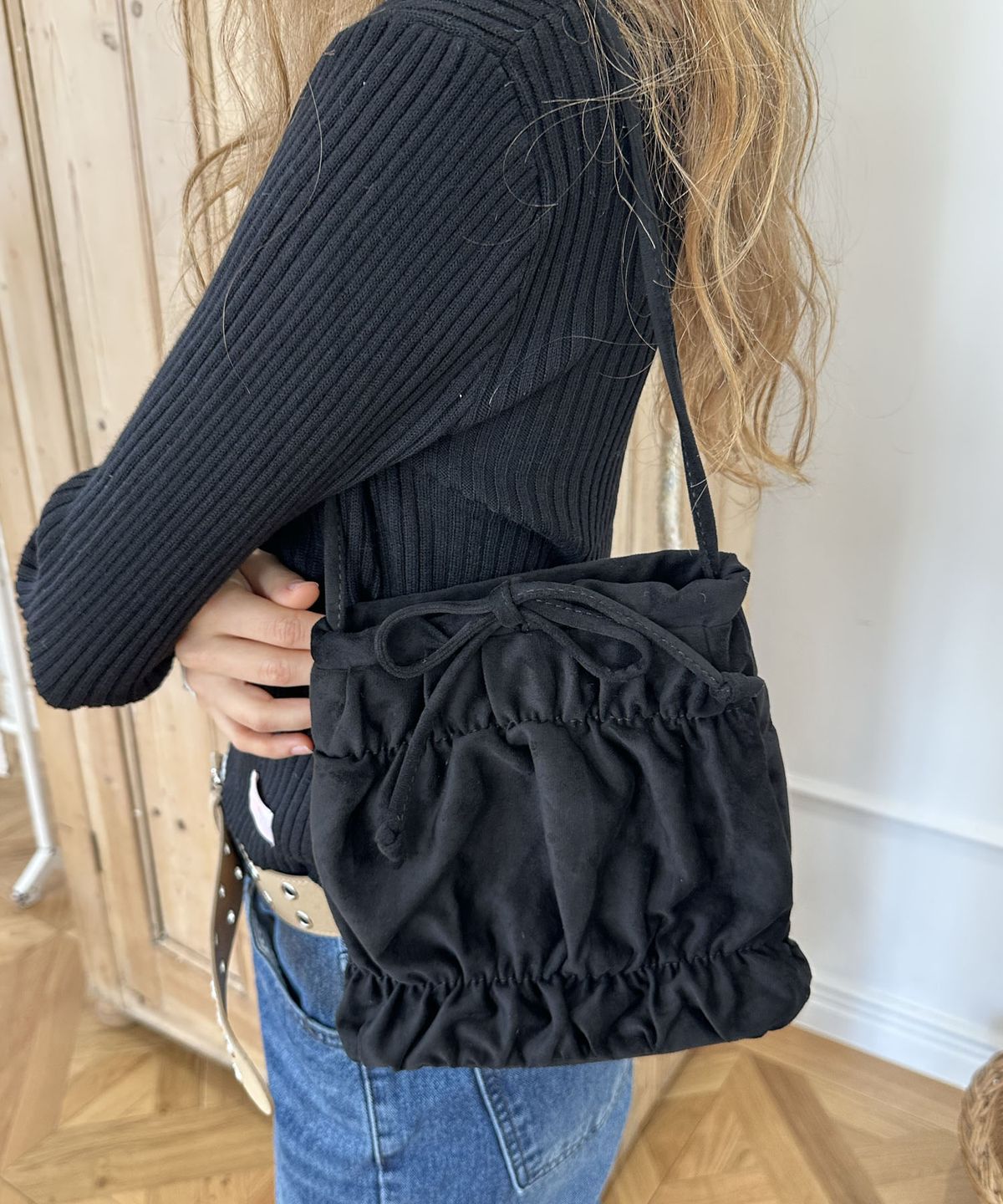 딜라이디(DELIDI) Aimer shirring suede bag (black)