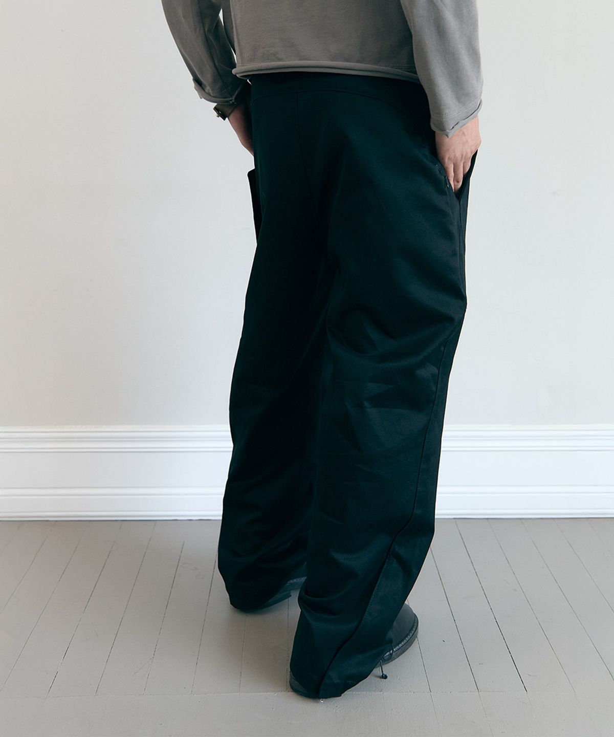 러드(LLUD) Diagonal Line Zipper Trousers Black