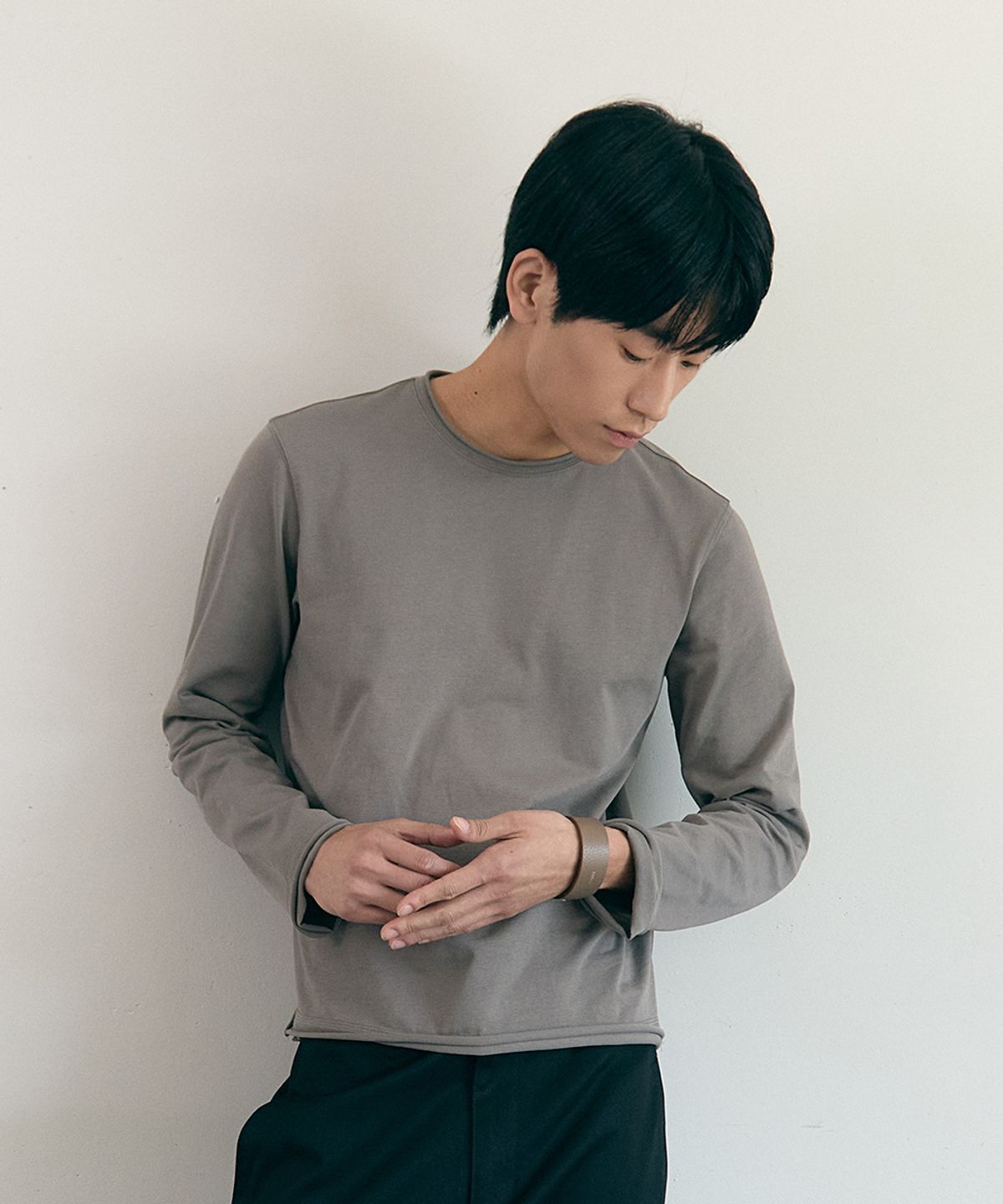 러드(LLUD) Raw edge long sleeve khaki grey