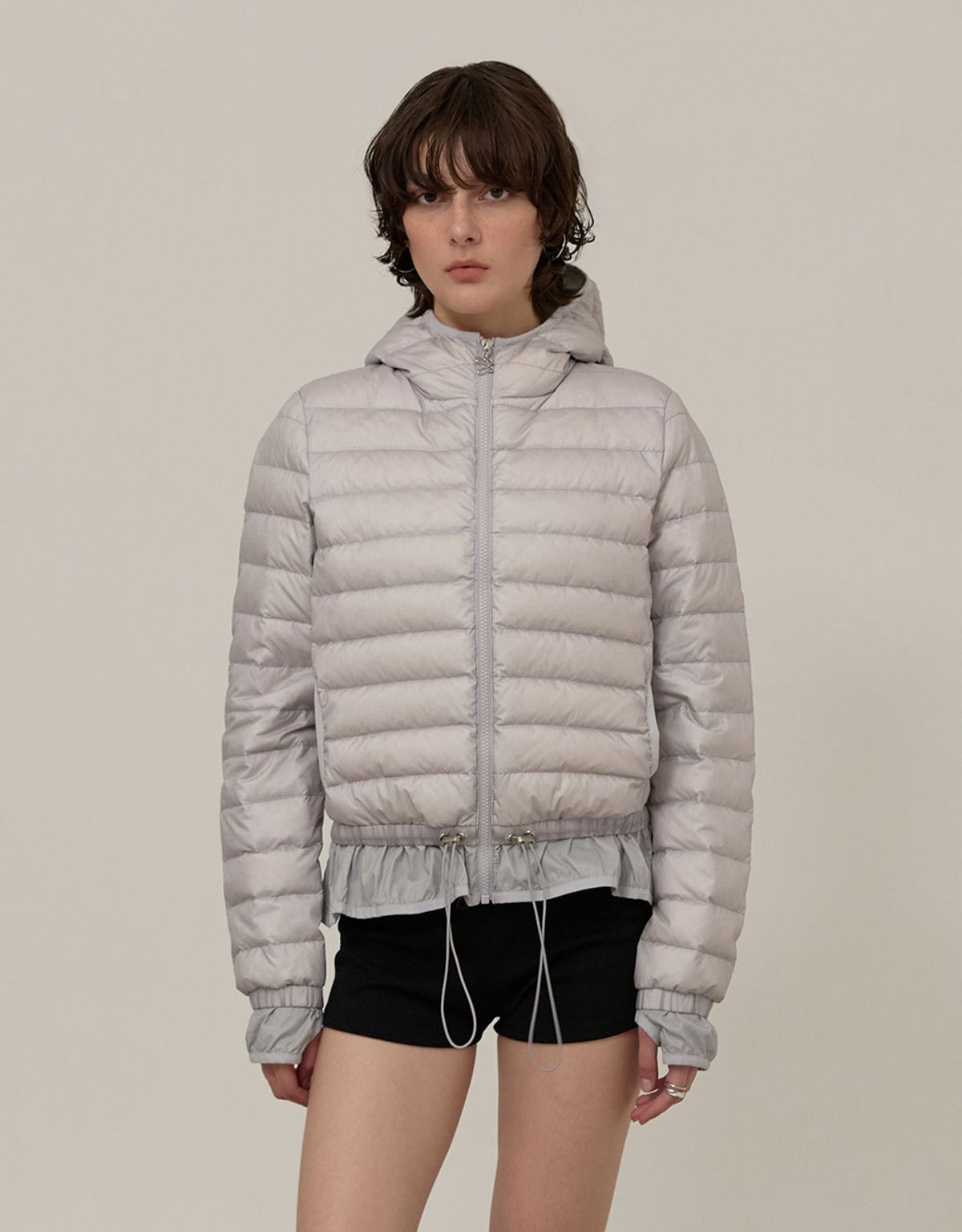 엠엠더블유(MMW) [MMW] FRILL LIGHTWEIGHT PADDED DOWN (LIGHT GREY)